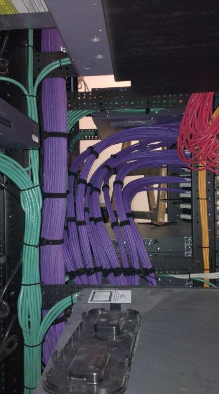 Barevné datové kabely v serverové skříni