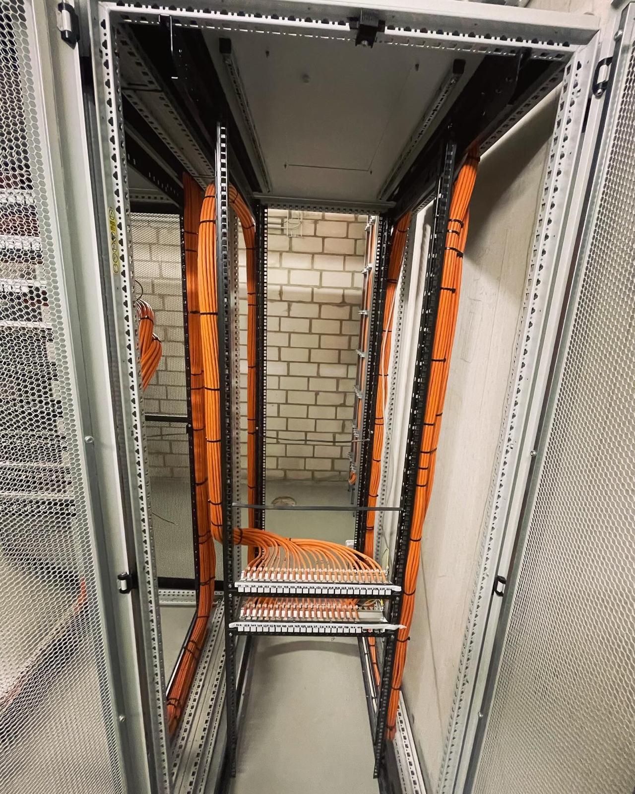 Serverová skříň s organizovanými kabely a patch panely