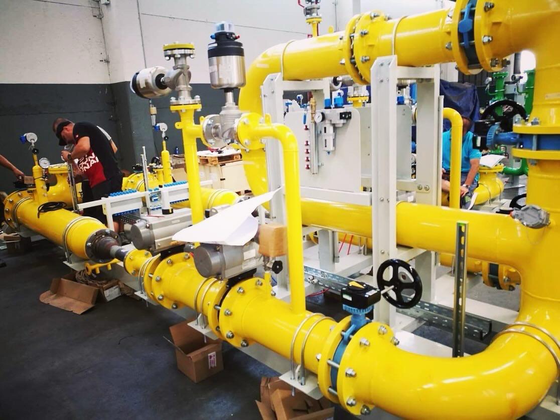 Technik pracující na komplexním systému plynové regulace a měření