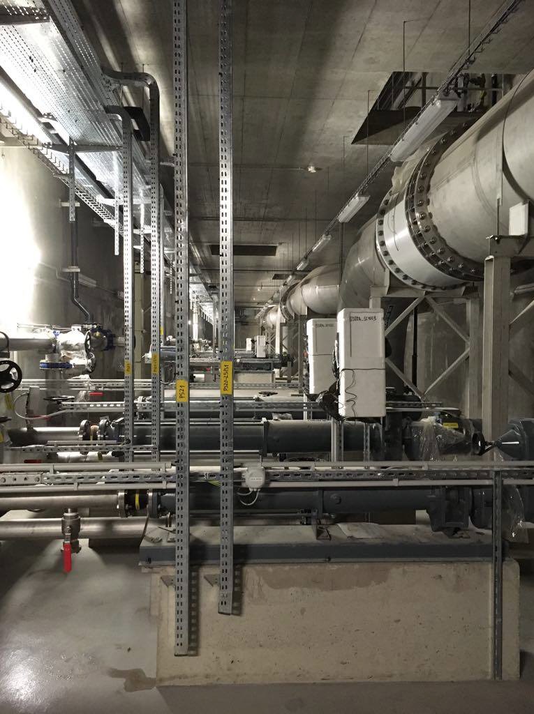 Průmyslová potrubní infrastruktura s podpornými konstrukcemi