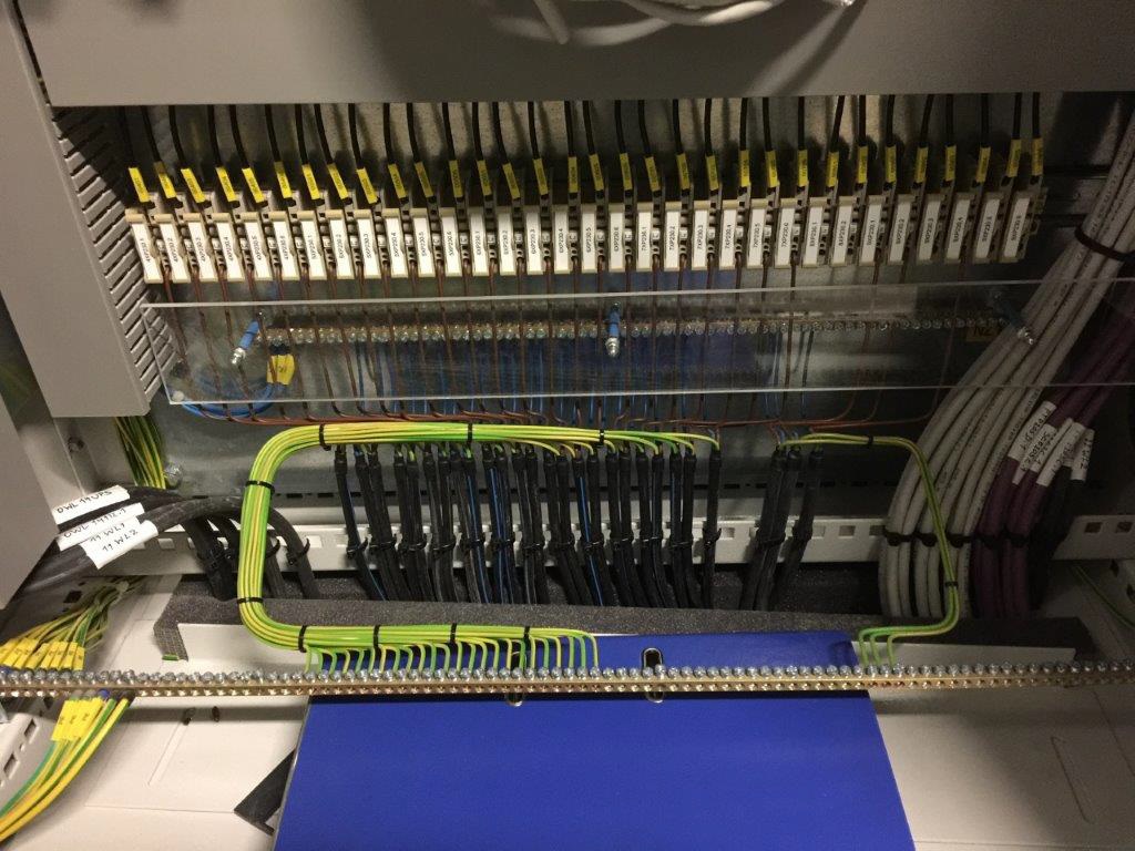 Rozvodný panel s organizovaným zapojením
