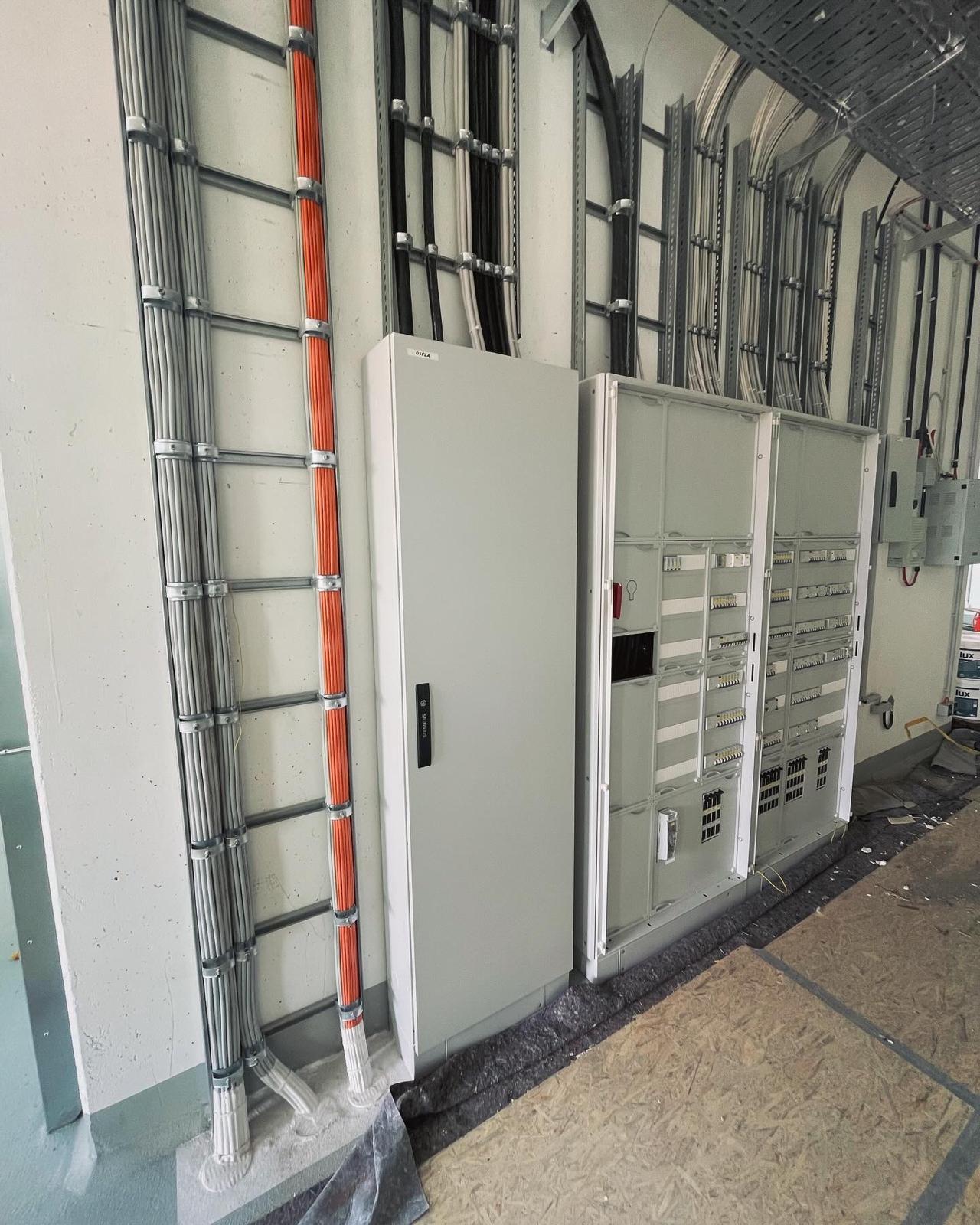 Elektrická rozvodna s rozvaděči a kabelovým managementem