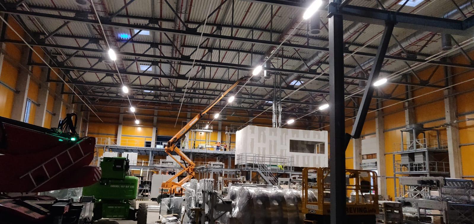 Interiér výrobní haly s elektroinstalacemi