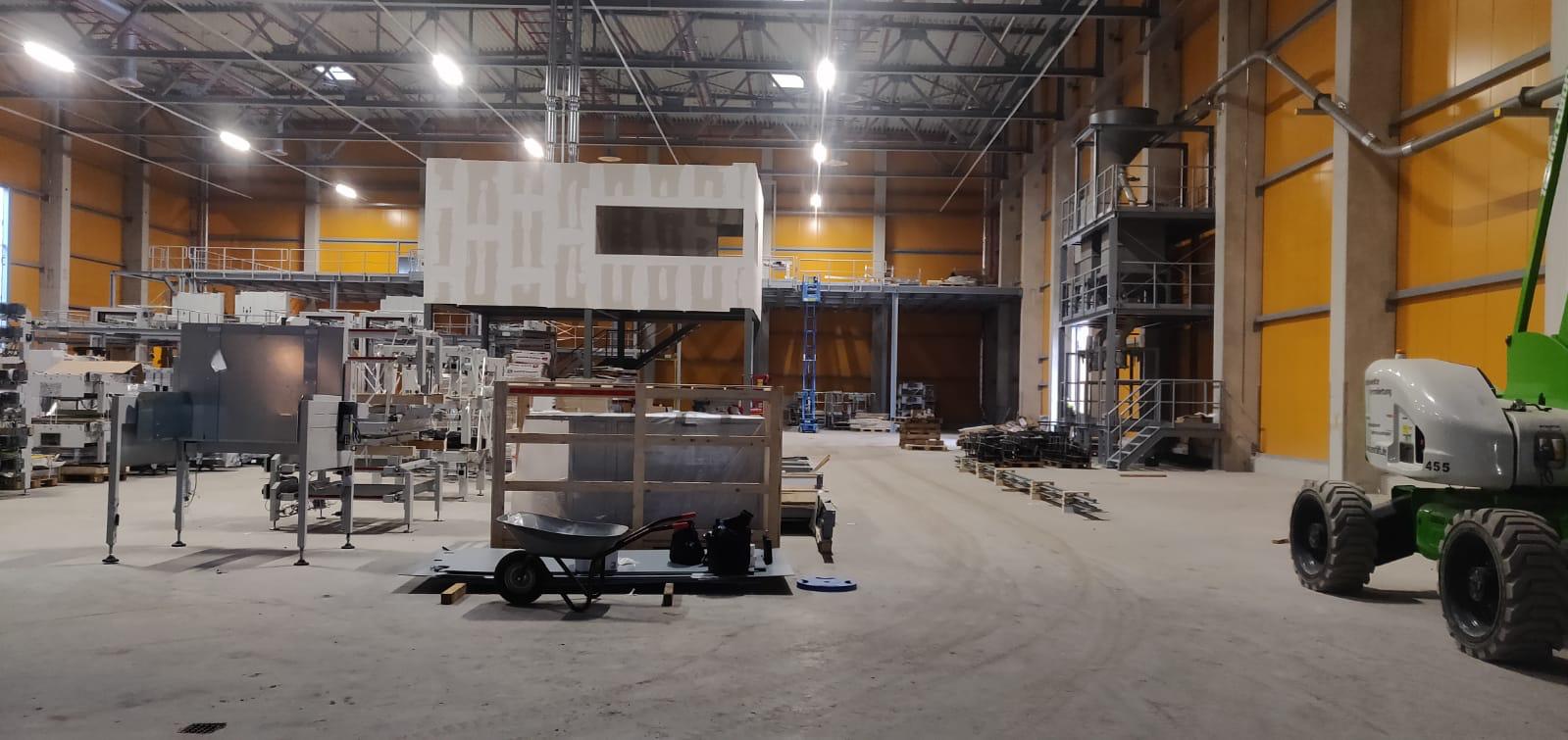 Široký pohled na výrobní halu s elektroinstalacemi