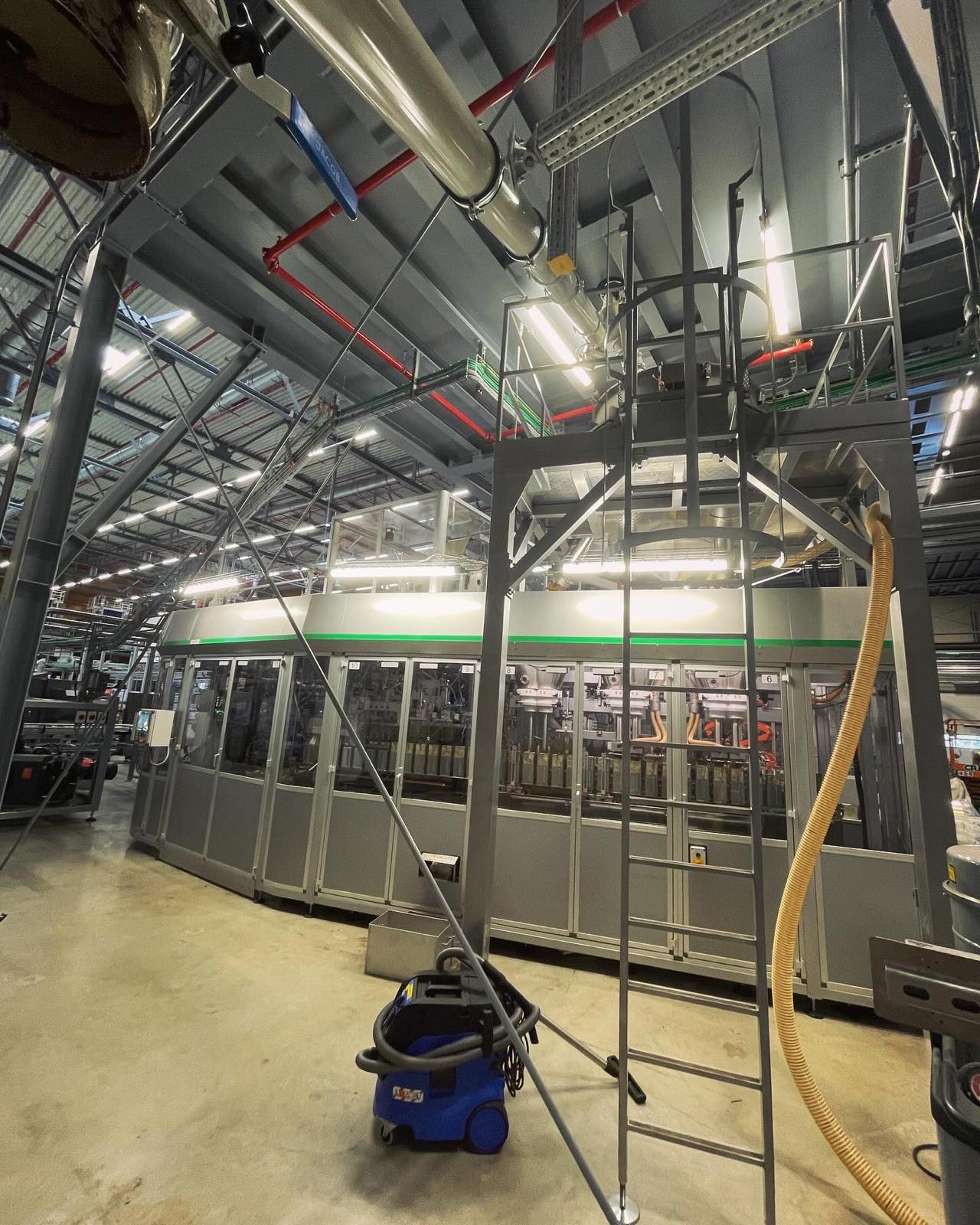 Výrobní linka s automatizovaným zařízením a elektroinstalacemi