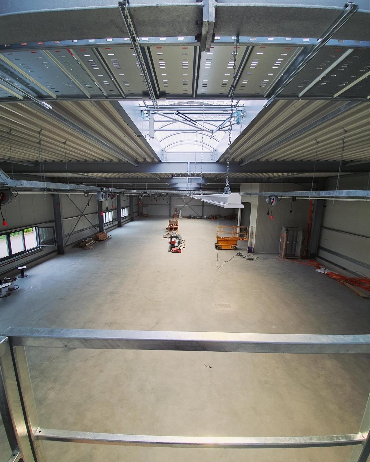 Skladová hala ve fázi výstavby elektroinstalací