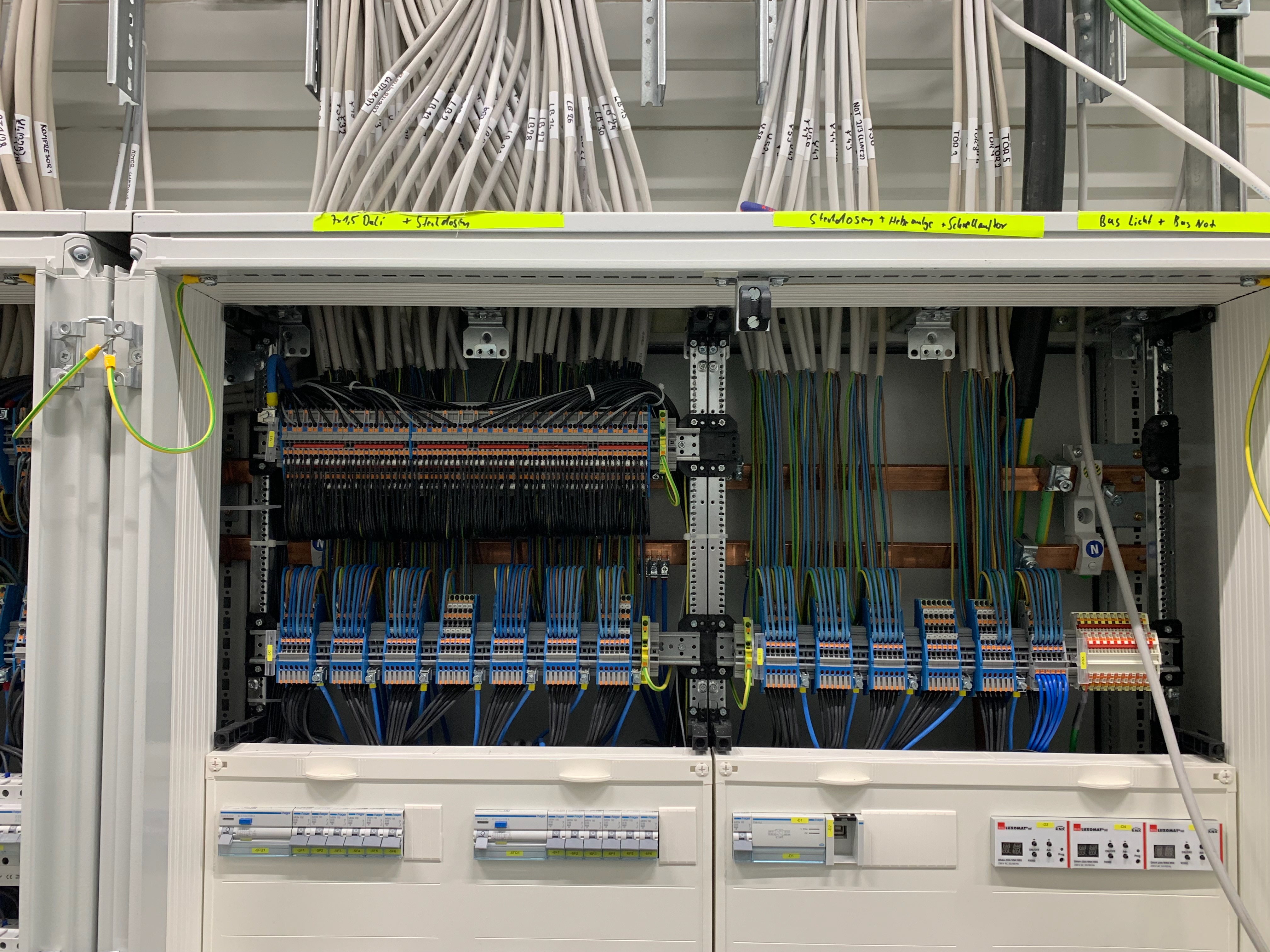Elektrický panel s precizním kabelovým managementem