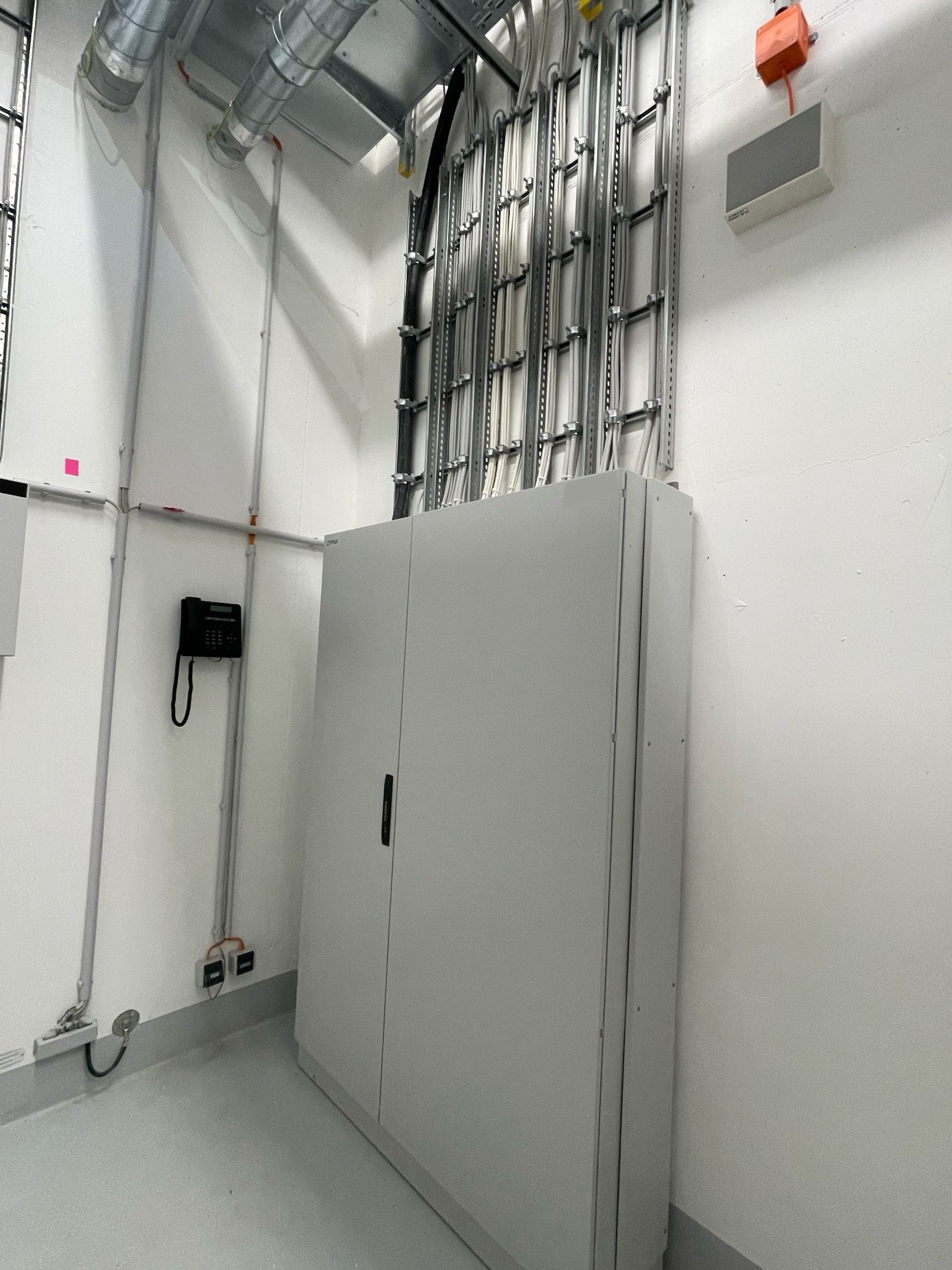 Rozvodné skříně v elektrické místnosti